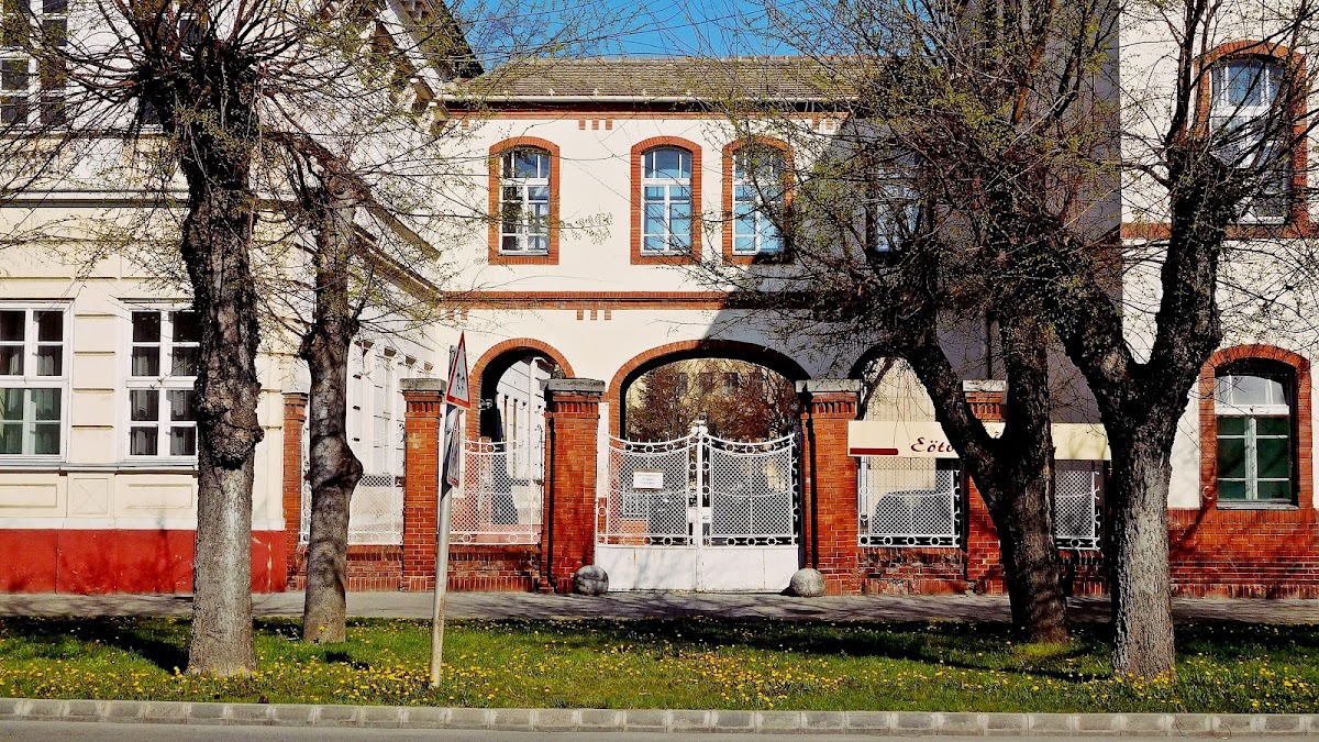 Eötvös József College photo 1