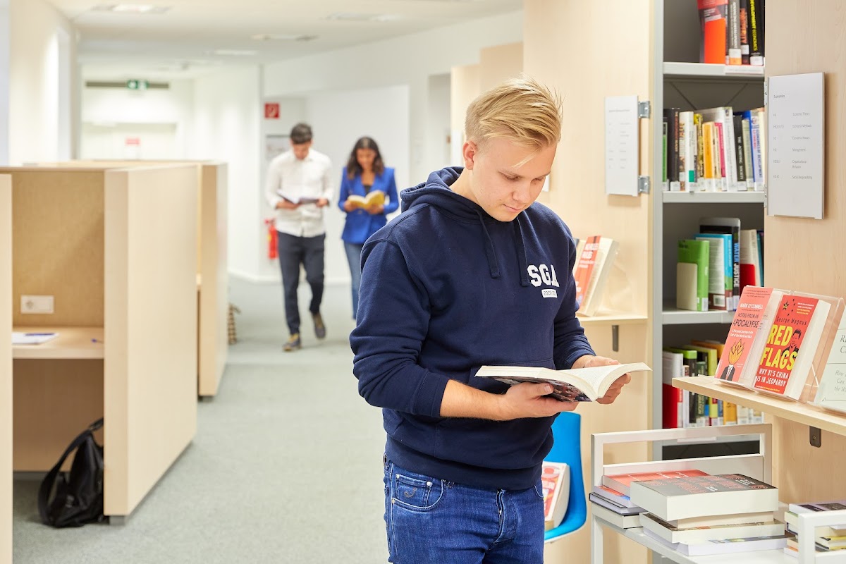 Webster Vienna Private University photo 3