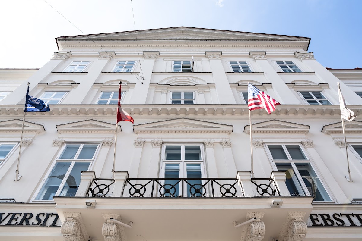 Webster Vienna Private University photo 7