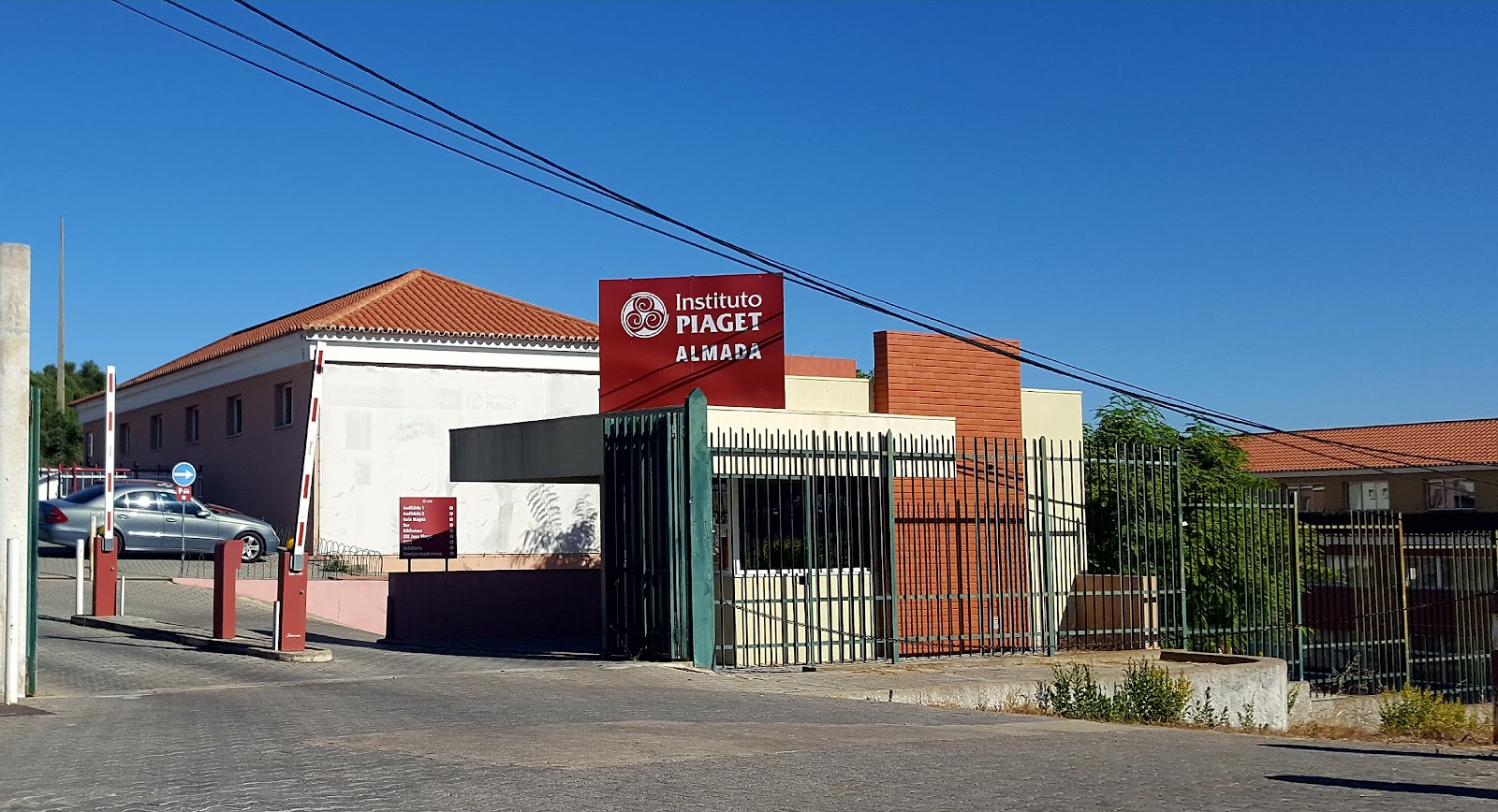 Instituto Superior de Estudos Interculturais e Transdisciplinares de Almada