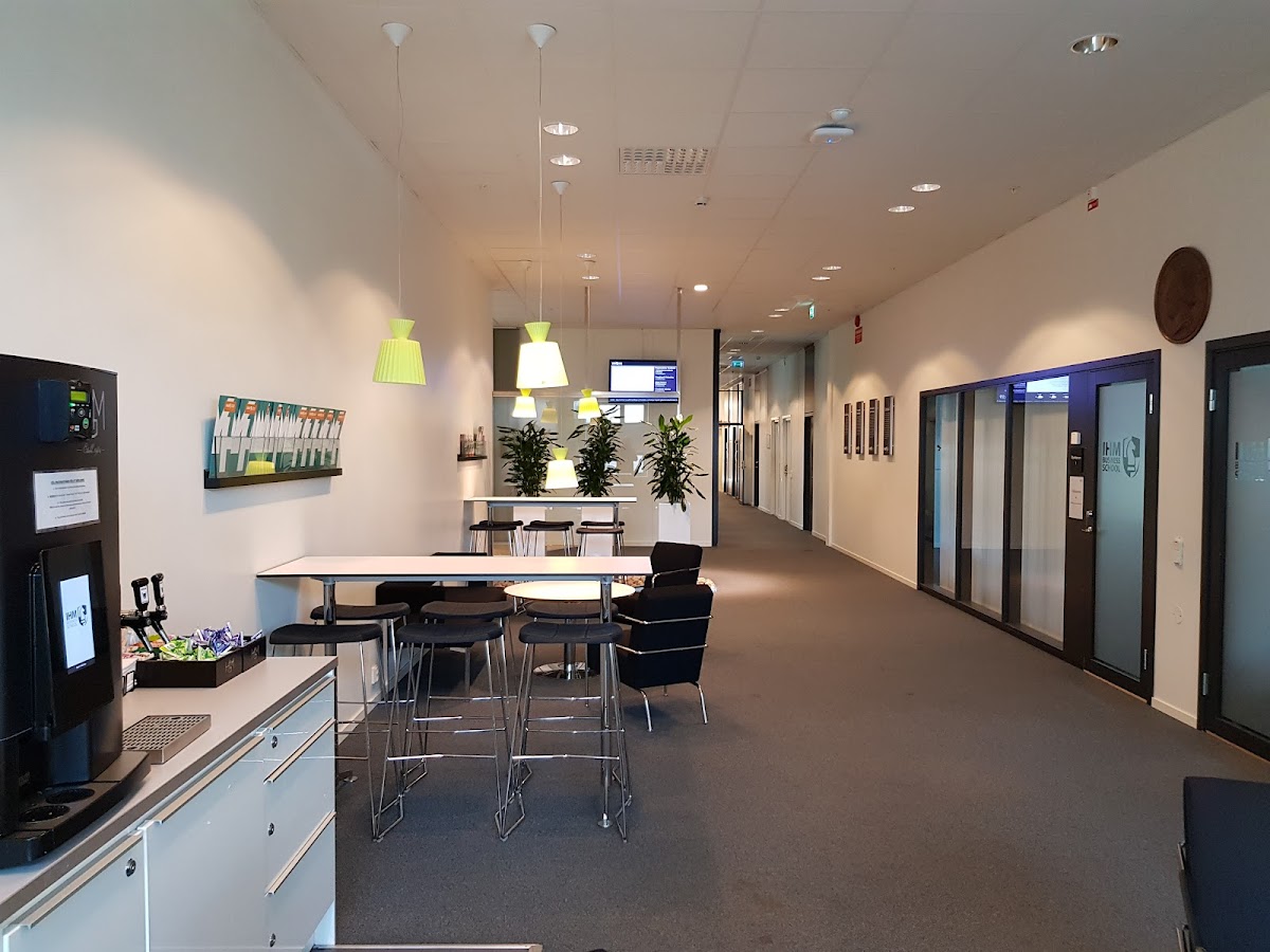 IHM Business School photo 7