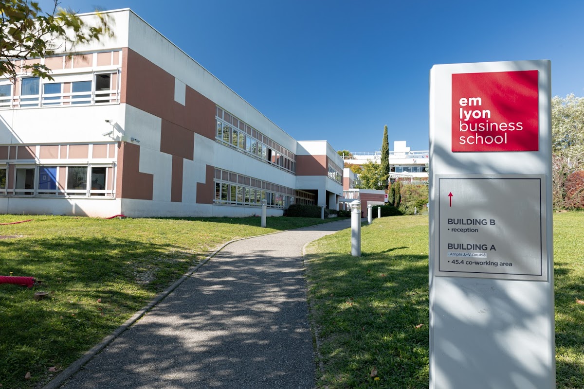 emlyon business school photo 3