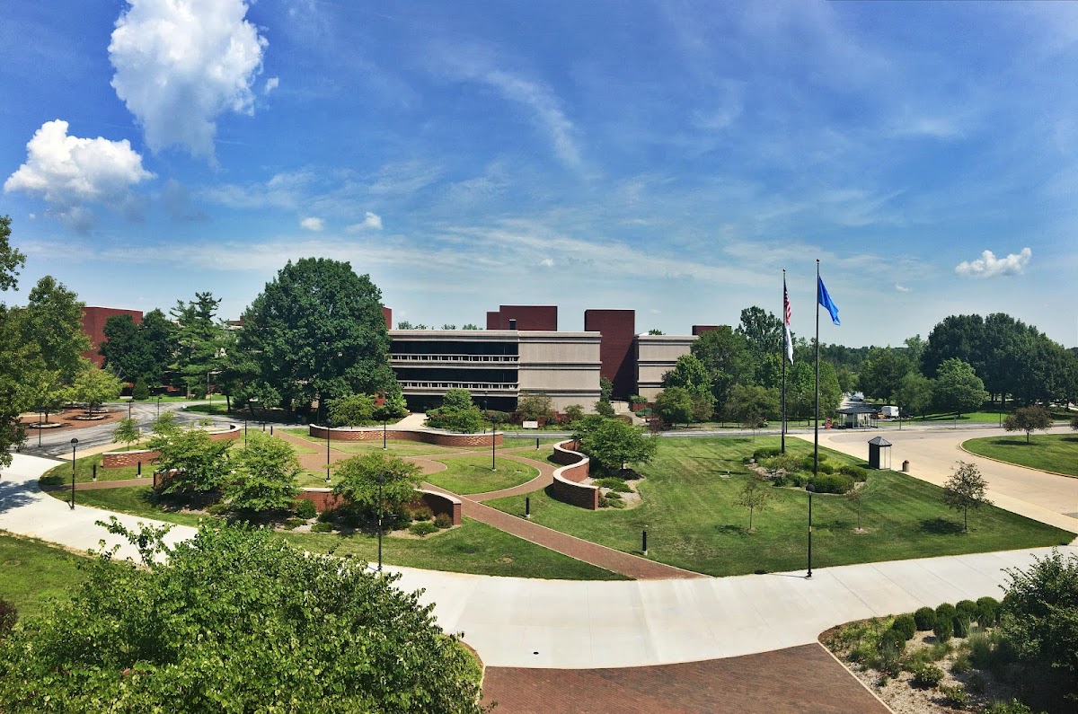 Southern Illinois University Edwardsville photo 3