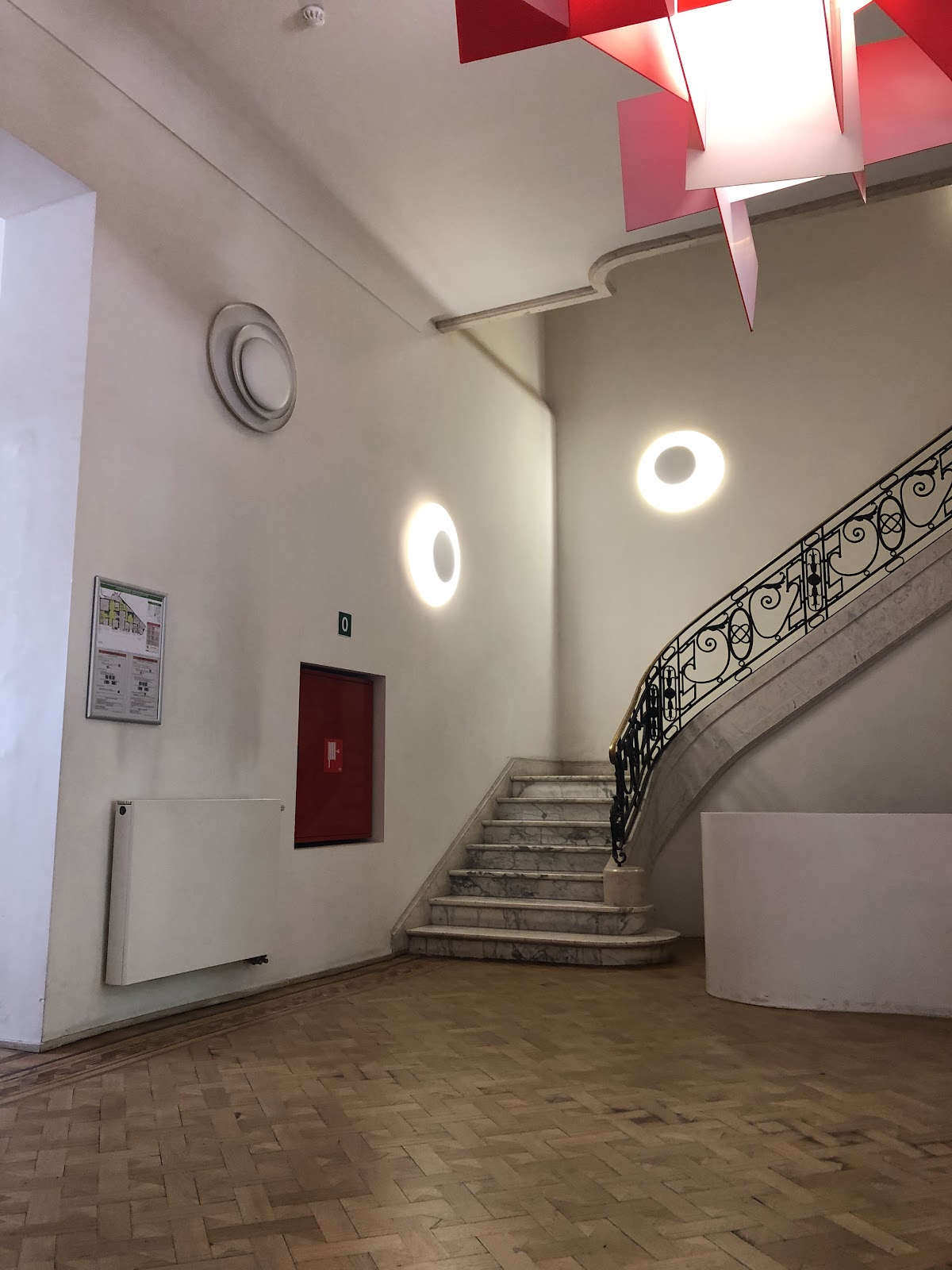 ICHEC Brussels Management School photo 7