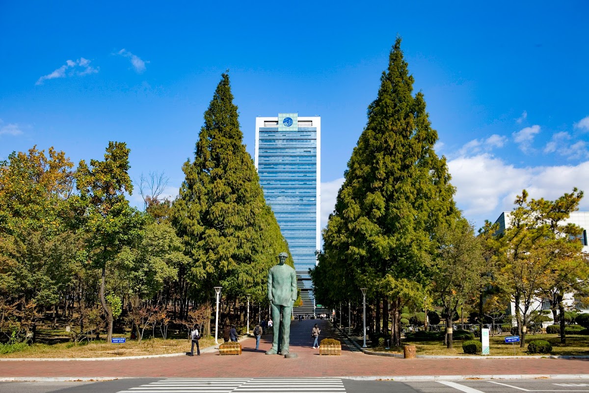 Yeungnam University photo 3