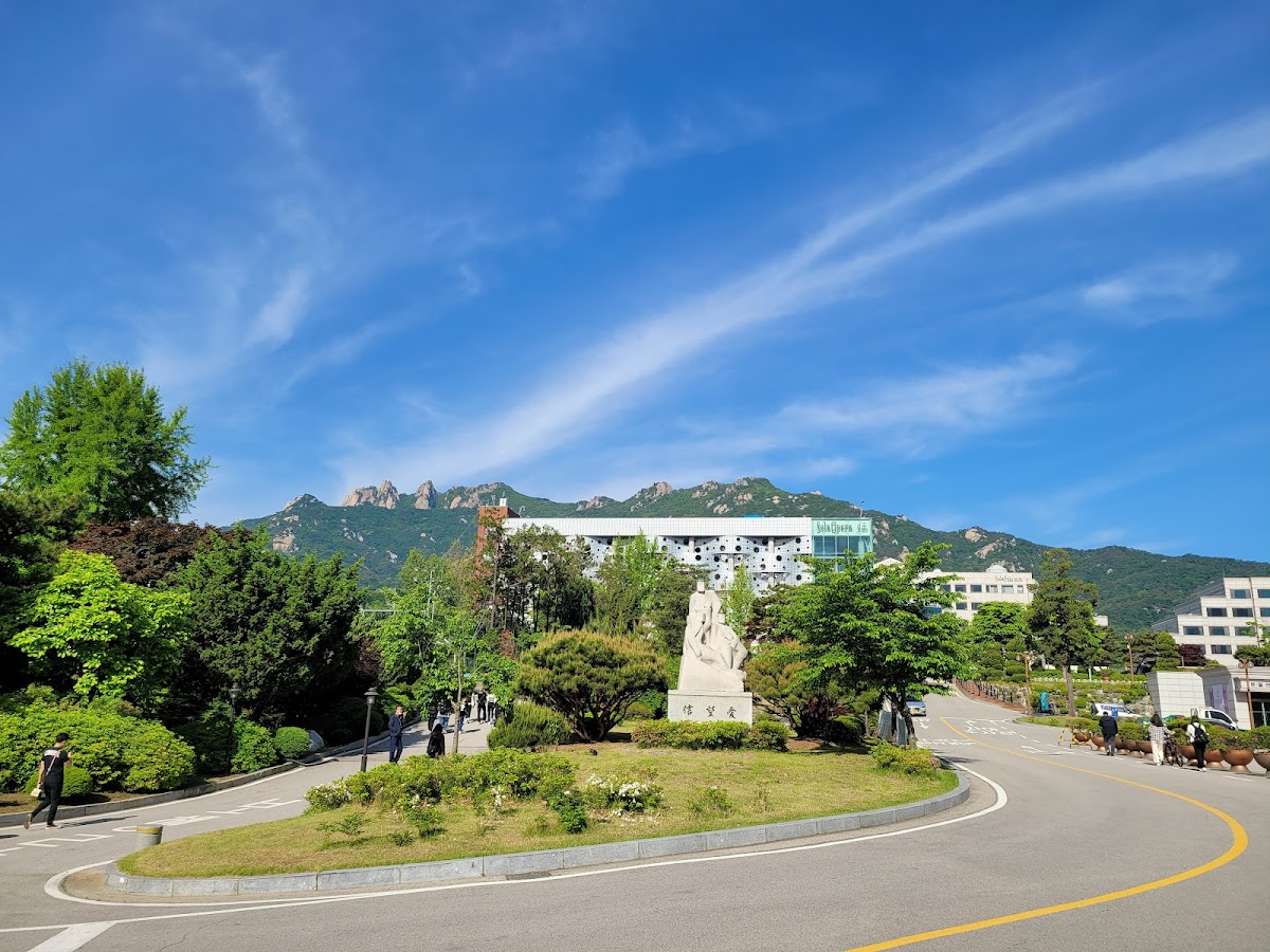 Shinhan University photo 3