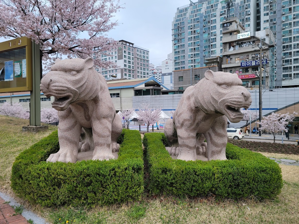 Shinhan University photo 7