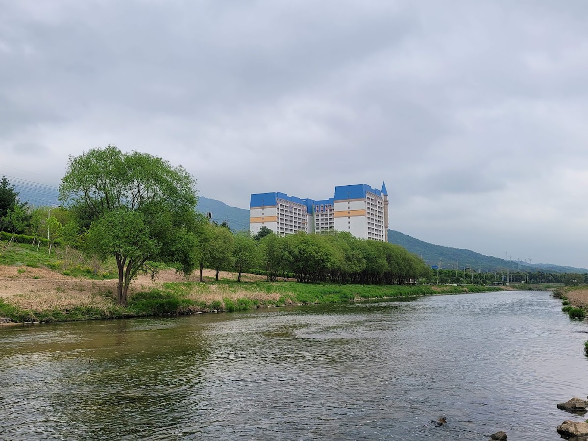 Shinhan University photo 9