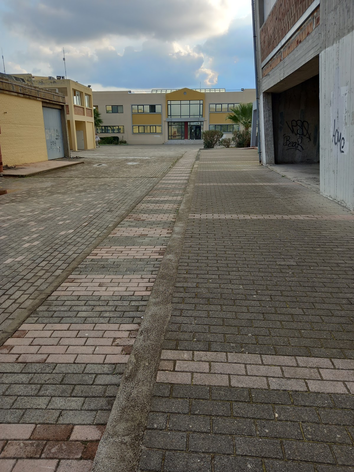 Hellenic Mediterranean University photo 9