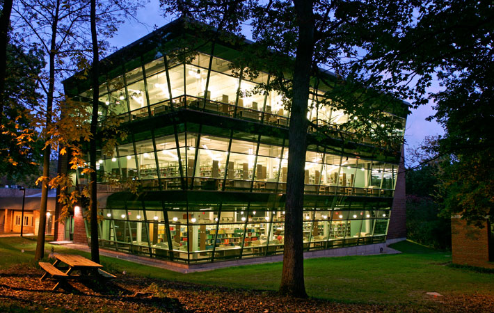 Aquinas College photo 1