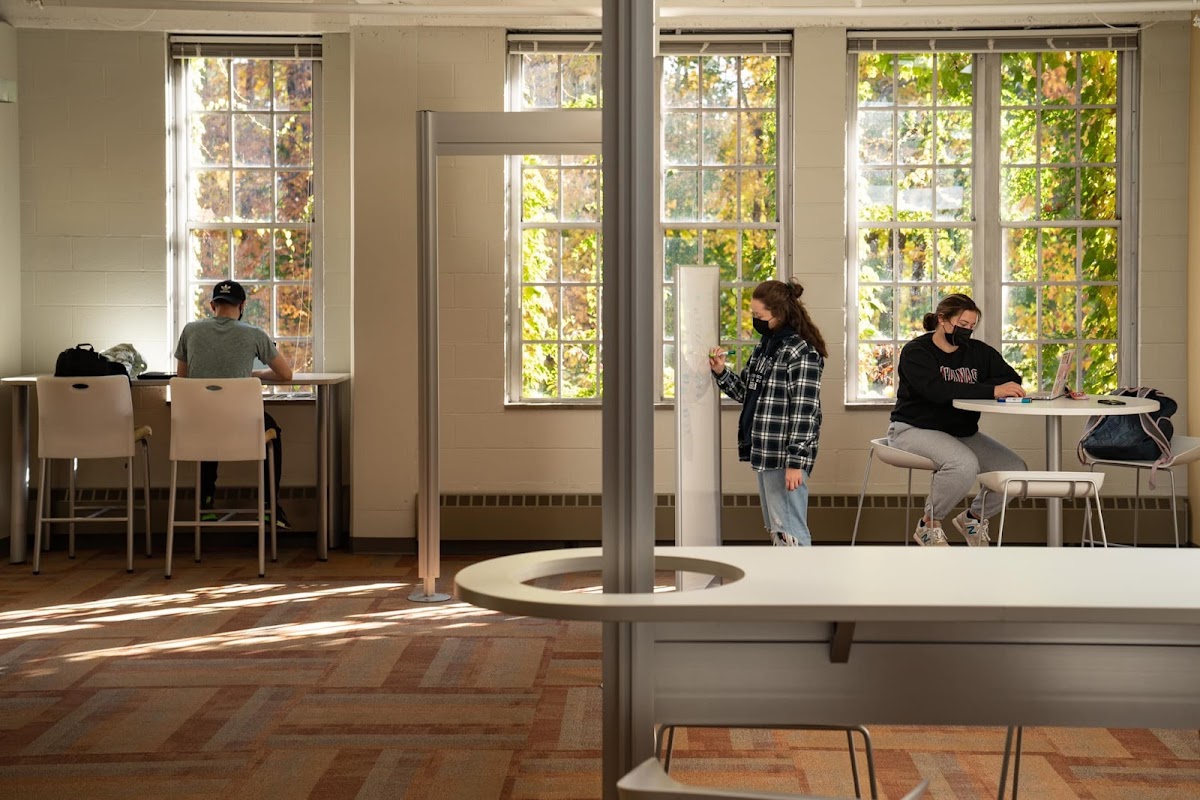 Aquinas College photo 3