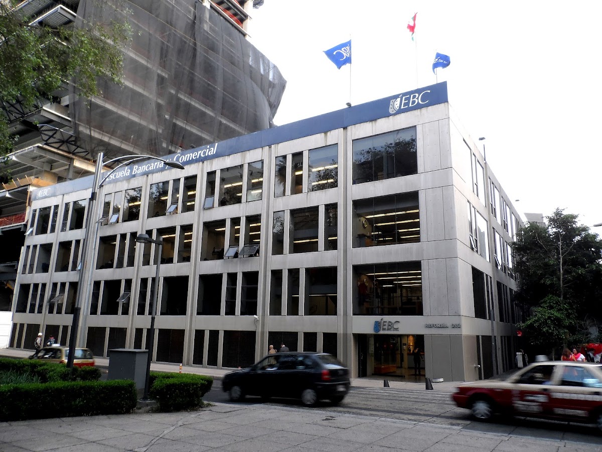 Escuela Bancaria y Comercial photo 3